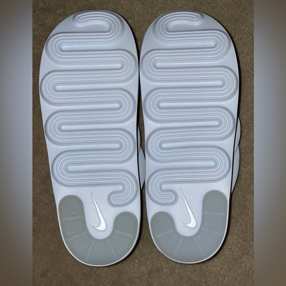 Nike Air Max Isla Women’s White Cross-Strap Slide Sandals with Visible Air - Picture 3 of 3